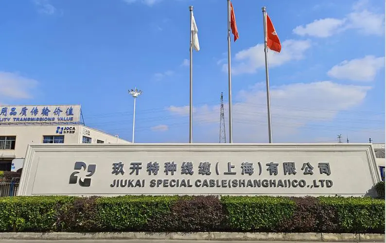 在厨房抱住岳丰满大屁股
